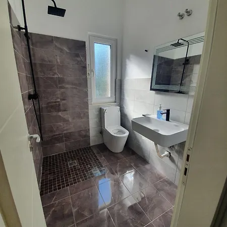 33 Hotel Shëngjin